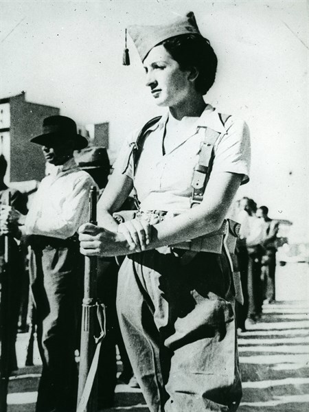1936. Guerre d'Espagne: Une combattante en arme et en uniforme.