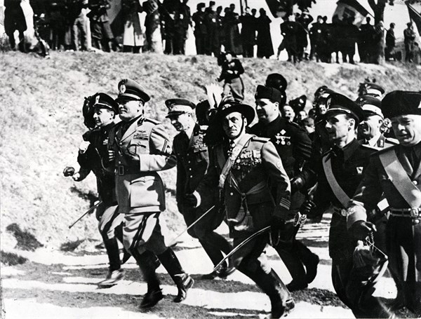 Mussolini et ses bersagliers, 1938