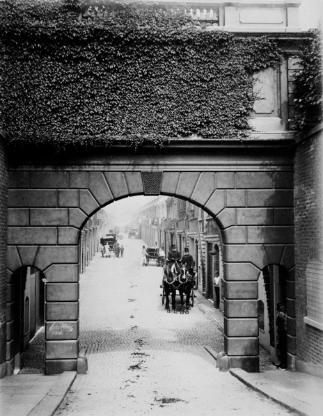 A view along Holland Park Mews, London