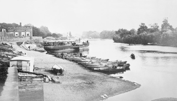 Hampton Court, Richmond-upon-Thames, Surrey. Artist: Unknown