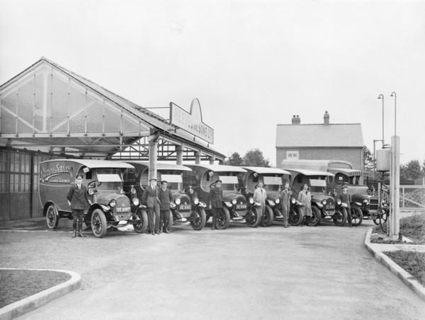 Reeves vans outside the factory, London, (c1930s?). Artist: Unknown