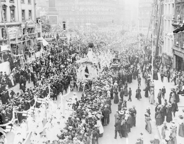 The 'Car of Empire' on the Women's Coronation Procession, London, 17th June 1911. Artist: Unknown