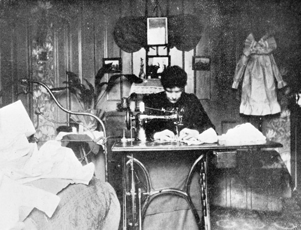 Making children's overalls and pinafores, 1906. Artist: Unknown