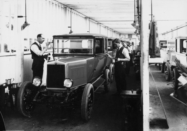 1928 Morris Cowley Saloon Paint Shop, c1928. Artist: Unknown