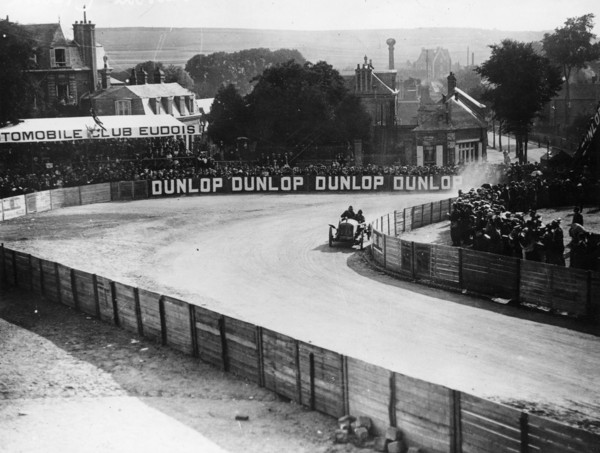 An Austin 100hp car taking a bend, French Grand Prix, Dieppe, 1908. Artist: Unknown