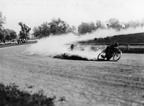 Dirt track motorbike racing, 1913. Artist: Unknown