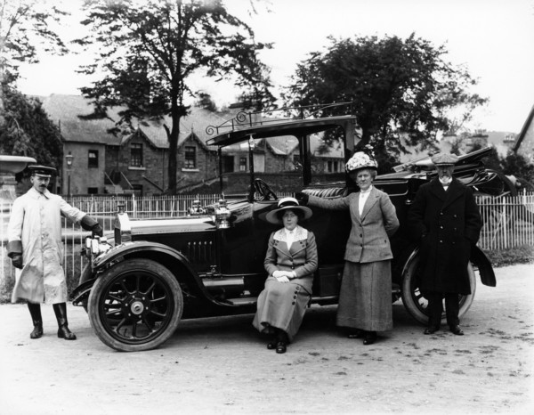 People with a 1914 Singer. Artist: Unknown