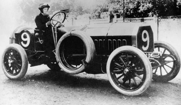 Woman behind the wheel of an Itala car, 1907. Artist: Unknown
