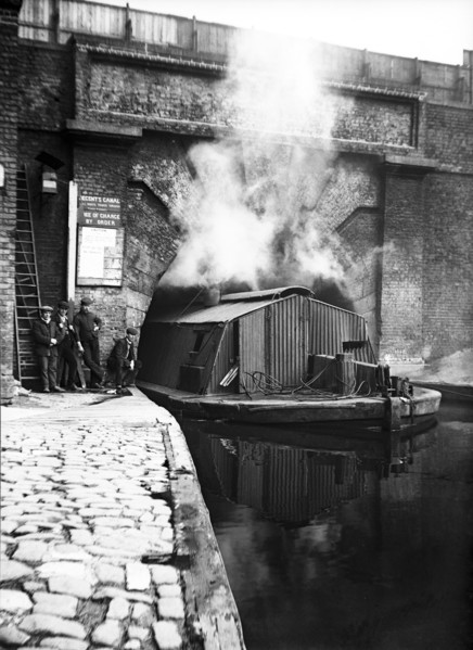 The western entrance to Pentonville Tunnel, Regent's Canal, London, c1905. Artist: Unknown