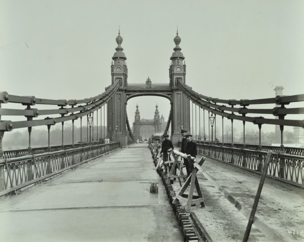 Workmen on old Chelsea Bridge, London, 1921. Artist: Unknown.