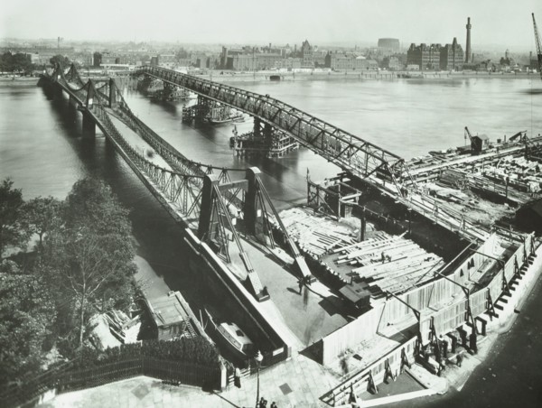Old Lambeth Bridge with temporary footbridge alongside, London, before 1932. Artist: Unknown.