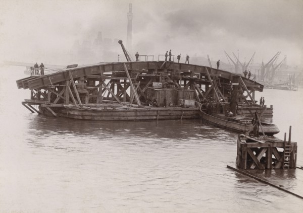 Construction of Vauxhall Bridge, London, 1903-1904