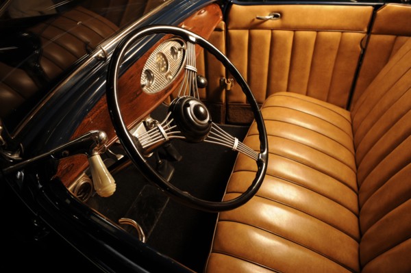 Ford 18 Deluxe Roadster 1932. Artist: Simon Clay.