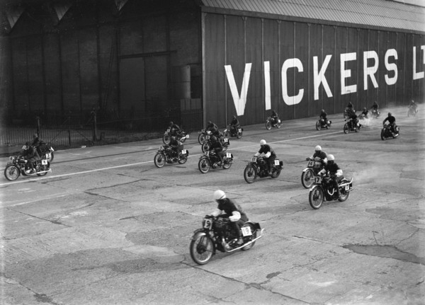 Motorcycles racing at the MCC Members Meeting, Brooklands, 10 September 1938. Artist: Bill Brunell.