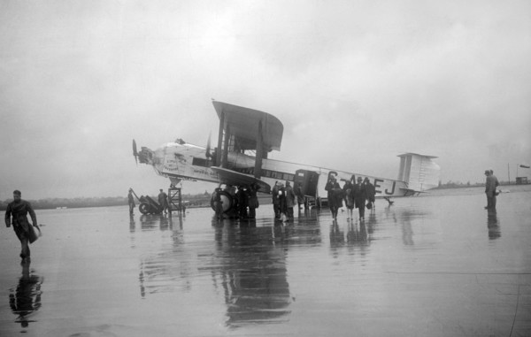 Armstrong Whitworth Argosy, Croydon Aerodrome, 25 April 1931. Artist: Bill Brunell.