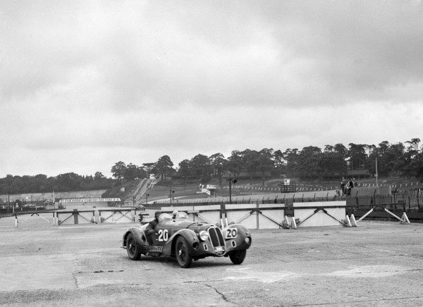 HC Hunter's Alfa Romeo driving through the chicane, JCC Members' Day, Brooklands, 8 July 1939. Artist: Bill Brunell.
