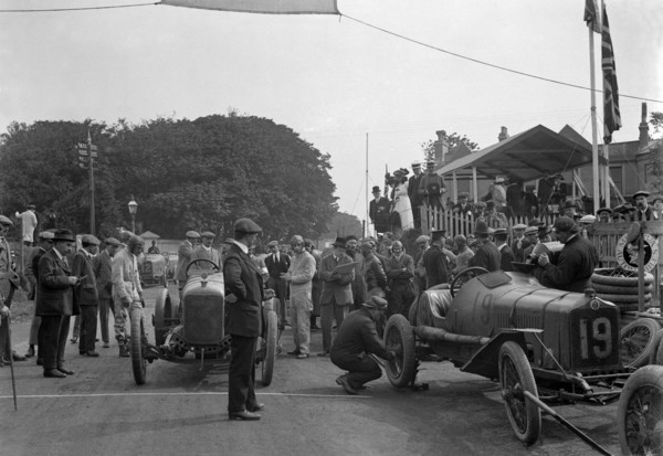 Minerva and Straker-Squire cars at the RAC Isle of Man TT race, 10 June 1914. Artist: Bill Brunell.