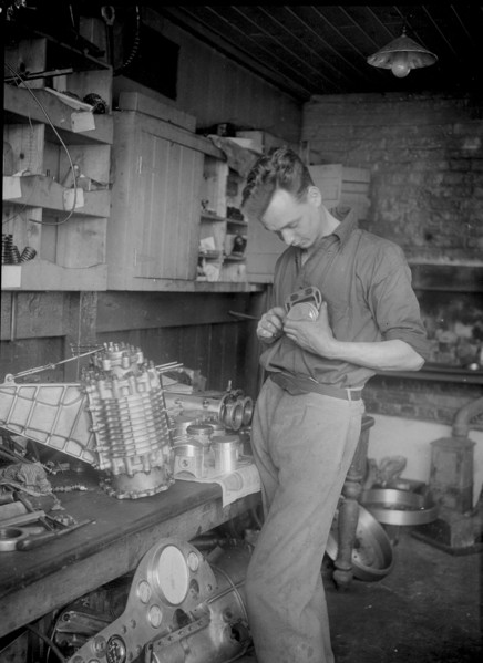 Mechanic working on Raymond Mays' 2996 cc Vauxhall-Villiers. Artist: Bill Brunell.