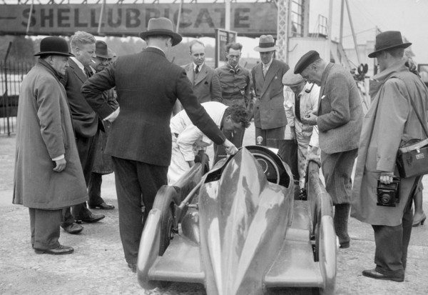 People examining Leon Cushman's Austin 7 racer at Brooklands for a speed record attempt, 1931. Artist: Bill Brunell.
