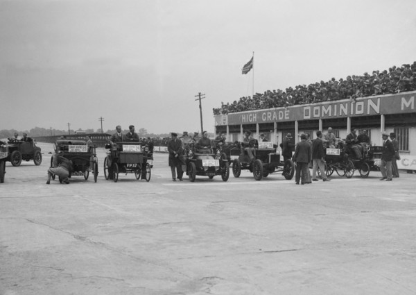 Cars competing in the BARC Daily Sketch Old Crocks Race, Brooklands, 1931. Artist: Bill Brunell.