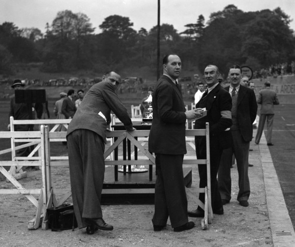 British racing driver Goldie Gardner at the Imperial Trophy race, Crystal Palace, 1939. Artist: Bill Brunell.