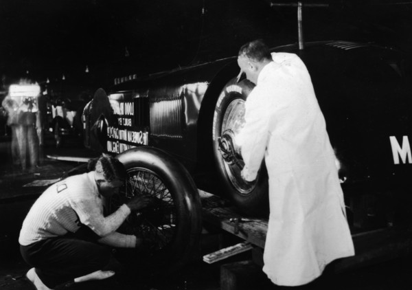 Sunbeam 1000hp World Land speed record attempt at Daytona 1927 Artist: Unknown.