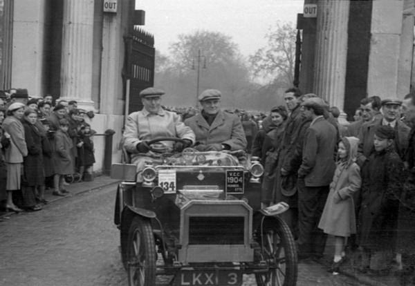 1904 Humberette on 1952 RAC Veteran Car Run London to Brighton Artist: Unknown.