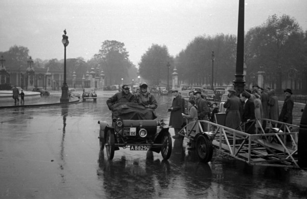 1904 Oldsmobile on the London to Brighton RAC Veteran Car Run of 1953 Artist: Unknown.