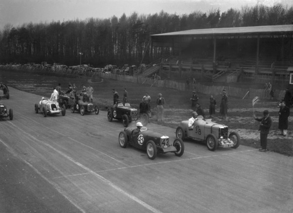 Riley Brooklands of H Hodgson and MG Magnette of H Levy, Donington Park, Leicestershire, 1935. Artist: Bill Brunell.