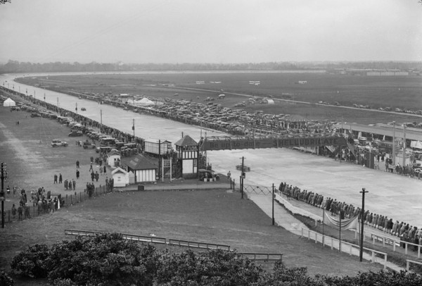JCC Double Twelve Race, Brooklands, Surrey, 1929. Artist: Bill Brunell.