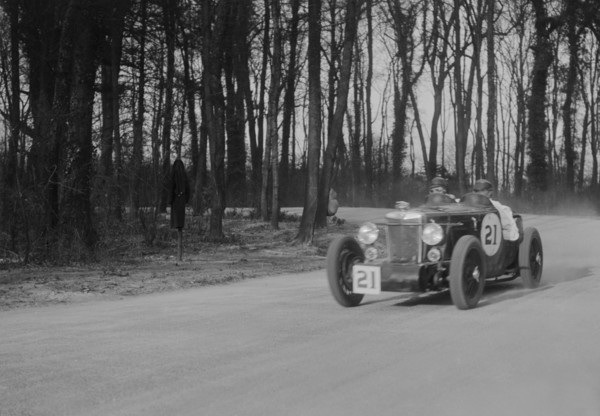 Ron Horton's MG Magnette K3 at Coppice Corner, Donington Park, Leicestershire, 1933. Artist: Bill Brunell.