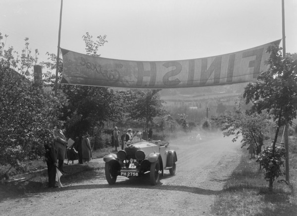 Invicta of D Munro at the finish of the BOC Hill Climb, Chalfont St Peter, Buckinghamshire, 1932. Artist: Bill Brunell.