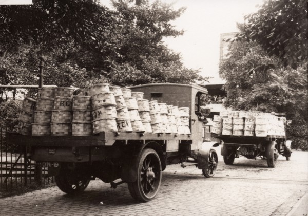 Arrival of open-backed lorries carrying fruit, York, Yorkshire, 1920. Artist: Unknown