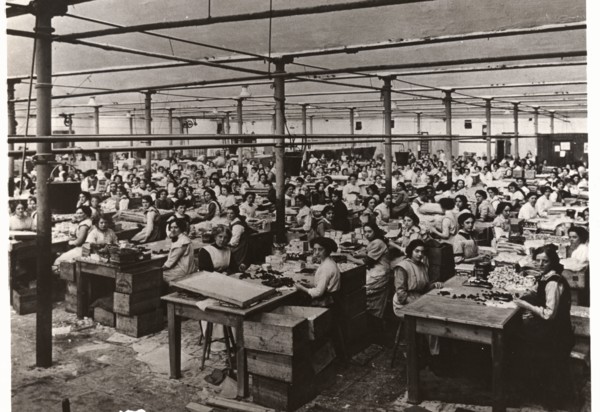 Toffee packing at the Mackintosh factory, Halifax, West Yorkshire, 1912. Artist: Unknown