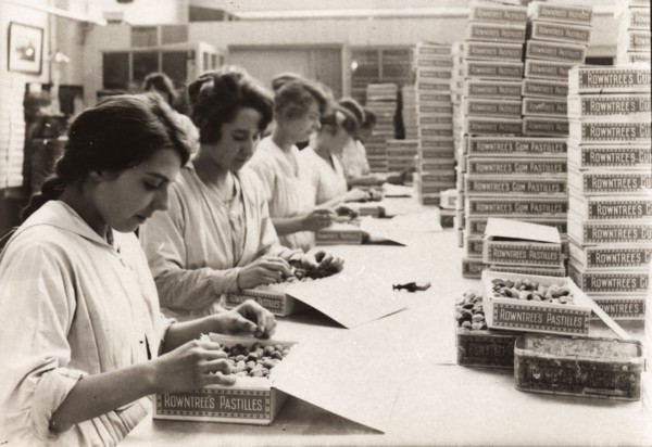 Packing Rowntree's Fruit Pastilles, York, 1920. Artist: Unknown