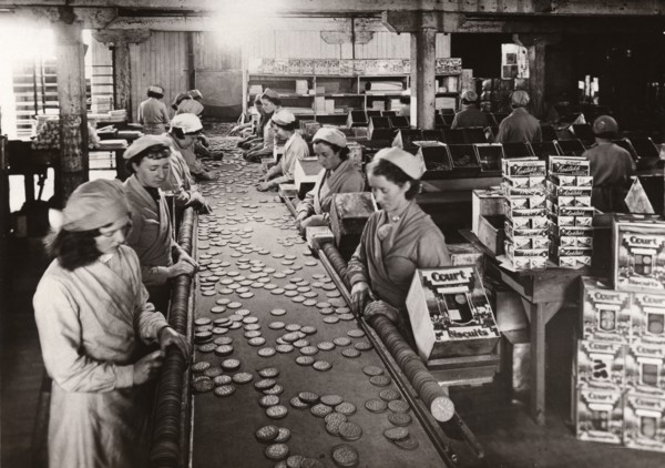 Women packing Court Biscuits,  Norwich, Caley factory, Norfolk, 1937. Artist: Unknown