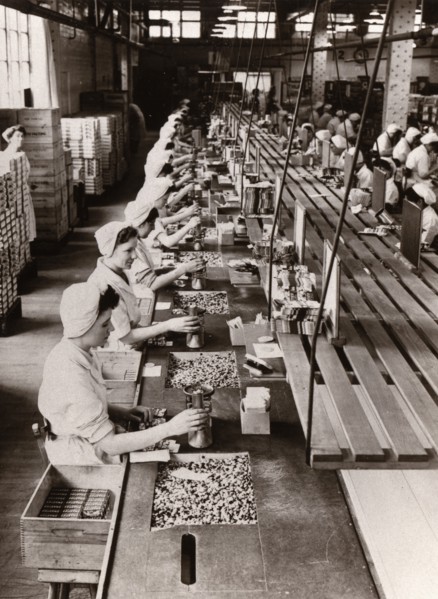 Packing Rowntree?s Smarties, 1953. Artist: Unknown