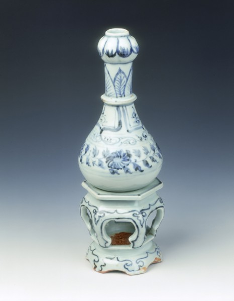 Blue and white garlic-headed vase on a hexagonal stand, Yuan dynasty, China, mid 14th century. Artist: Unknown