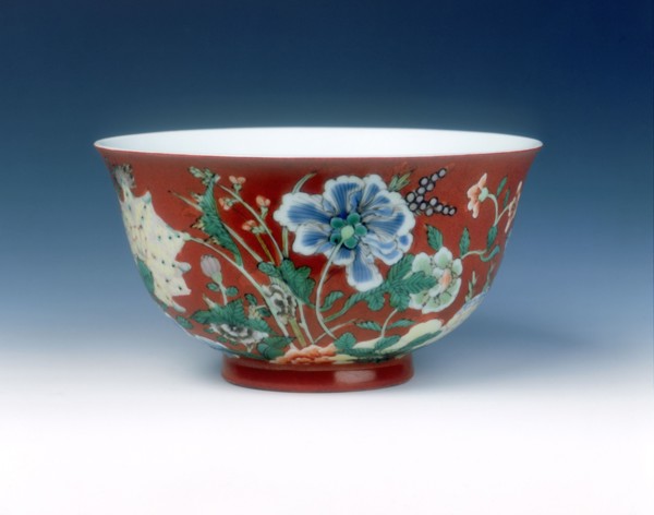 Polychrome bowl with flowers on coral ground, late Kangxi period, Qing dynasty, China, 1700-1722. Artist: Unknown
