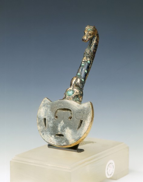 Gilt bronze garment hook with jade and turquoise inlays, Eastern Zhou dynasty, 4th century BC. Artist: Unknown