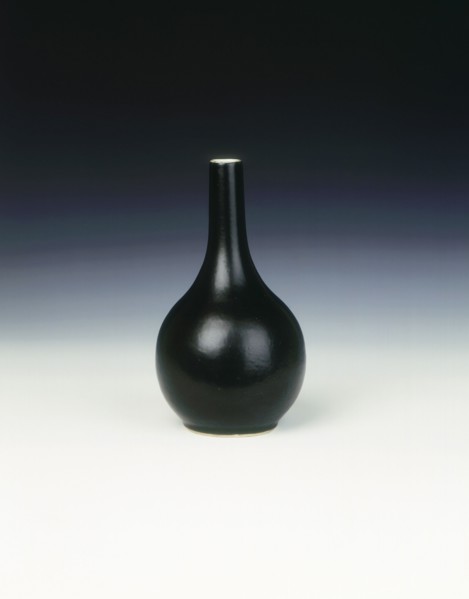 Mirror black long-necked vase, Qing dynasty, China, 18th century. Artist: Unknown