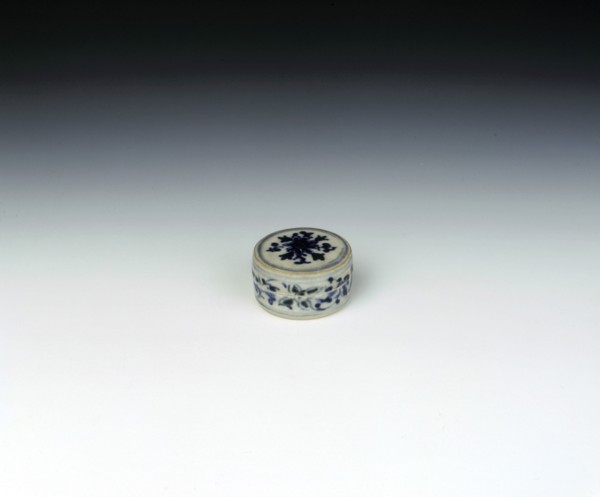 Blue and white straight-sided covered box with lotus, Chu Dau kiln, Vietnam, mid 15th century. Artist: Unknown