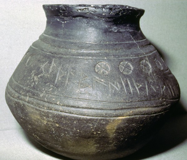 Pottery cremation urn, from a grave at Loveden Hill, Lincolnshire, Anglo-Saxon, 6th-7th century. Artist: Unknown