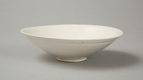 A shallow cream glazed bowl with rolled rim andraised footrim, Tang dynasty, c.800-900. Artist: Unknown.