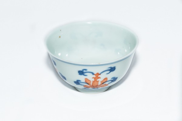 Blue and white cup with red enamel, 1908. Artist: Unknown.