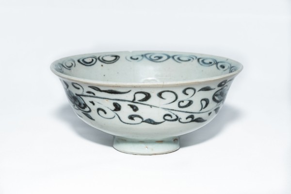 Blue and white bowl, 13th century. Artist: Unknown.