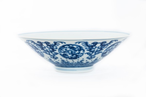 Blue and white bowl with kui dragon medallions, 1723-1735. Artist: Unknown.