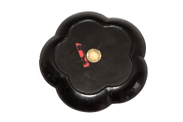 Lacquer dish with inlays, 1662-1722. Artist: Unknown.