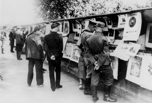 Second-hand book and print stalls on the bank of the Seine, German-occupied Paris, 1940. Artist: Unknown