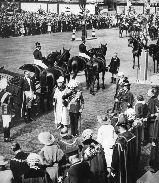 King George V and the mayors of the north London boroughs at Marylebone, Silver Jubilee, 1935. Artist: Unknown
